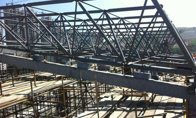 商洛简述网架公司的黑色压型钢板的吊装步履